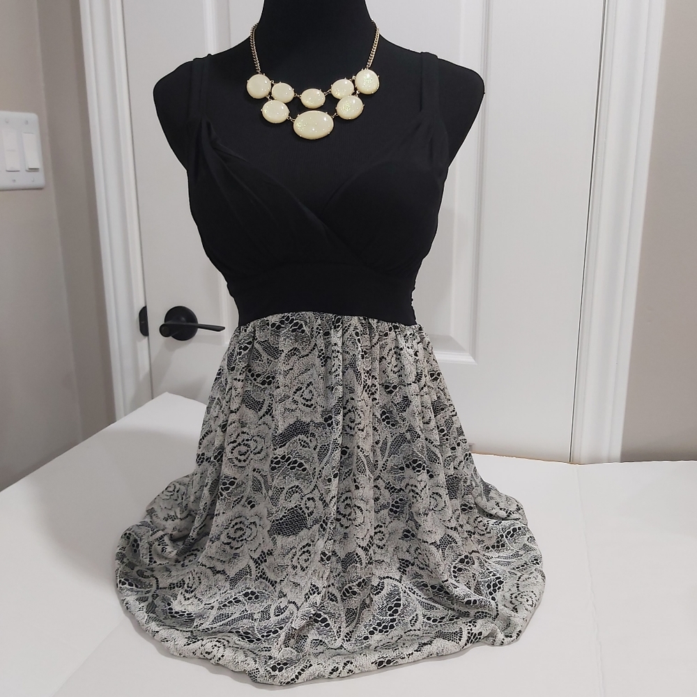 Smartset V-neck black on top and patterned bottom dress, Size: XS- 0/2